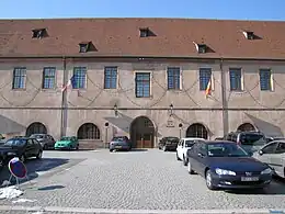 Façade d'un bâtiment du XVIIIe siècle à deux niveaux.