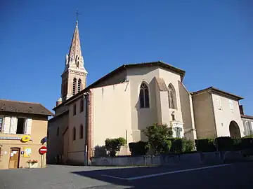 Église Saint-Louis, côté chevet et bureau de poste.