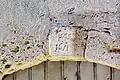 Inscription 1651 au-dessus de la porte, ruelle des Patriotes (mars 2012).