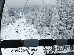 Montée dans la télécabine en 2022.