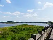 Le réservoir vu depuis la digue de Monnès vers le sud-est et la digue de l'Étang.