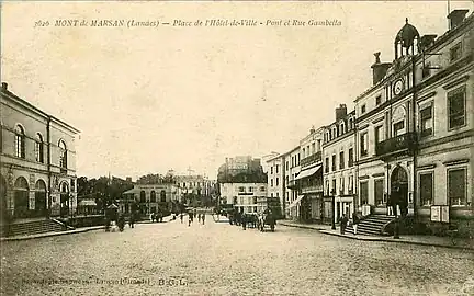 Photo ancienne de la place de l'hôtel de ville