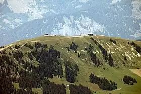 Vue du signal de Bisanne depuis le mont Mirantin au sud.