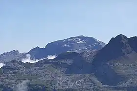 Le mont Buet (second plan) et la chaîne des Fiz (premier plan) vus depuis le désert de Platé au sud-ouest.