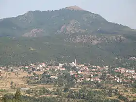 Vue sur le village de Tifrit N'Aït El Hadj et sur le mont Tamgout.
