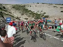Public applaudissant Erik Zabel dans la montée du mont Ventoux en 2002.