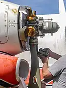 Montage d'une pale Hartzell.