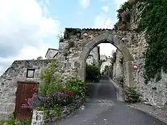 La porte de l'enceinte du château dans le village.