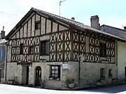 Maison à colombages dans le bourg.