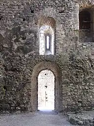 Photographie en couleurs de deux couvertures en plein cintre superposées dans un mur.