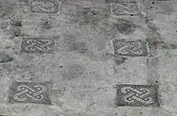 Galerie 8 du côté est : mosaïques en nœud de Salomon