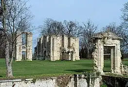 Vue de ruines du château de Montceaux.