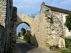 La Porte de Bretagne, vestige des fortifications du XIIe&nbsp;siècle.