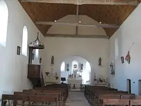 Intérieur vu du chœur. Le plafond est lambrissé.