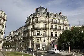 L'immeuble servant de décor d'hôtel.