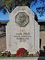 Monument à la mémoire de Joseph Poux, situé place du Prado, devant la Cité de Carcassonne.