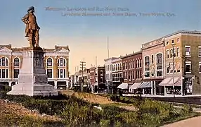 Statue de Laviolette (érigée en 1884 lors des célébrations du 250e de la ville et disparue en 1919) et vue sur la rue Notre-Dame-Centre, à Trois-Rivières vers 1900.