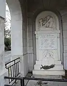 Le monument aux morts sous le porche de l'église.