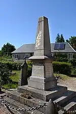Le monument aux morts dans le cimetière.