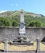 Le monument aux morts du cimetière.