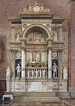 Image d'un monument funéraire avec au centre, sous une sorte de protyre recouvert d'un arc à caissons, le sarcophage du Doge, posé sur un socle surélevé est décoré de reliefs des trois Vertus théologales et des quatre Vertus cardinales. Au-dessus se trouve le catafalque avec la statue du doge avec les mains croisées sur la poitrine, veillé par trois génies tenant des torches éteintes. Sur les côtés, à l'intérieur des niches latérales se trouvent deux statues de  guerriers.