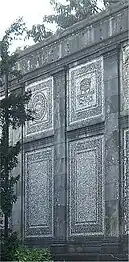 Intérieur du mur d'enceinte avec mosaïque grise