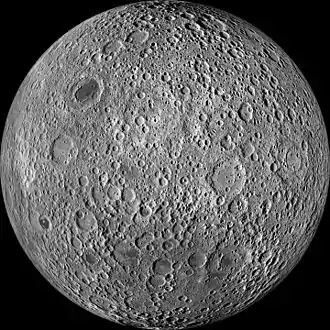 Photo de la face cachée de la Lune totalement éclairée.