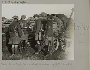 Soldats écossais recevant du courrier à Morchies en 1918.