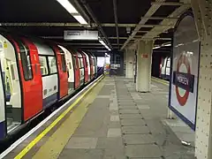 Le quai 2 vu vers le sud ; au fond, la voie d'accès au dépôt