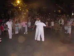 La cérémonie accomplie, deux des adeptes se testent et se provoquent.