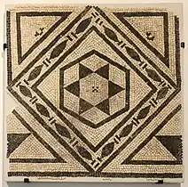 Mosaïque à dessin géométrique.