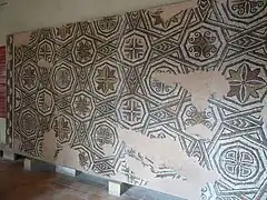 Photographie en couleurs d'une mosaïque antique.