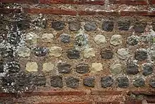 Motif en forme de cercle créé à partir de pierres de coloris divers.