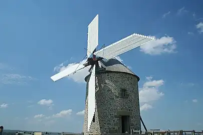 Ailes Berton déployées (moulin de Moidrey, France).