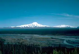 Le mont Sanford (à gauche) et le mont Wrangell (à droite).
