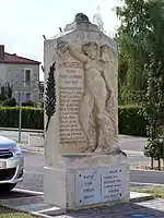Le monument aux morts sur la place du village (sept. 2012)