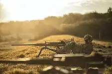 Fantassin du 35e régiment d'infanterie tenant une mitrailleuse lourde 12,7.