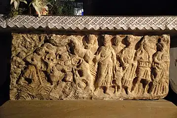 L'autel constitué d'un sarcophage en marbre du IVe siècle.