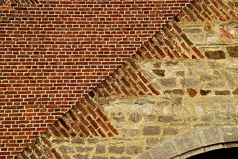 Détail du pignon à épis du porchede l'église Notre-Dame de Mousty.
