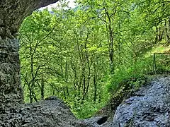 Entrée de la grotte des Faux-monnayeurs.