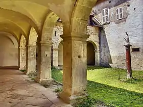 Le cloître du Prieuré.