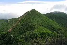 Le mont Kobushi vu du :mont Tokusa (ja).
