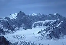 Vue aérienne du mont Kennedy (à gauche), du mont Hubbard (au centre) et du mont Alverstone (à droite) depuis le nord.
