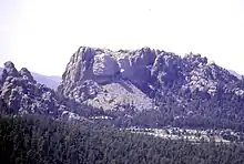 Aspect général de la montagne et place des sculptures.