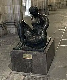 Mujer sentada de Manolo Hugué, 1930, Calle de San Francisco, Oviedo.