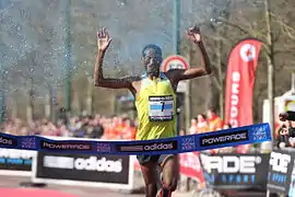 Mule Wasihun, vainqueur, franchissant la ligne d'arrivée