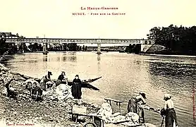 Vue depuis la rive gauche des lavandières et du pont.