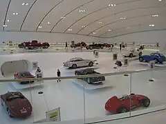 Photographie d'ensemble de douze véhicules exposées par le musée.