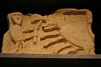 Sculpture exposée en 2009 : ce bas-relief a été réalisé vers 1061 en pierre de Caen pour orner la chapelle Sainte-Paix.