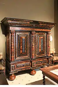 Armoire hollandaise en noyer.